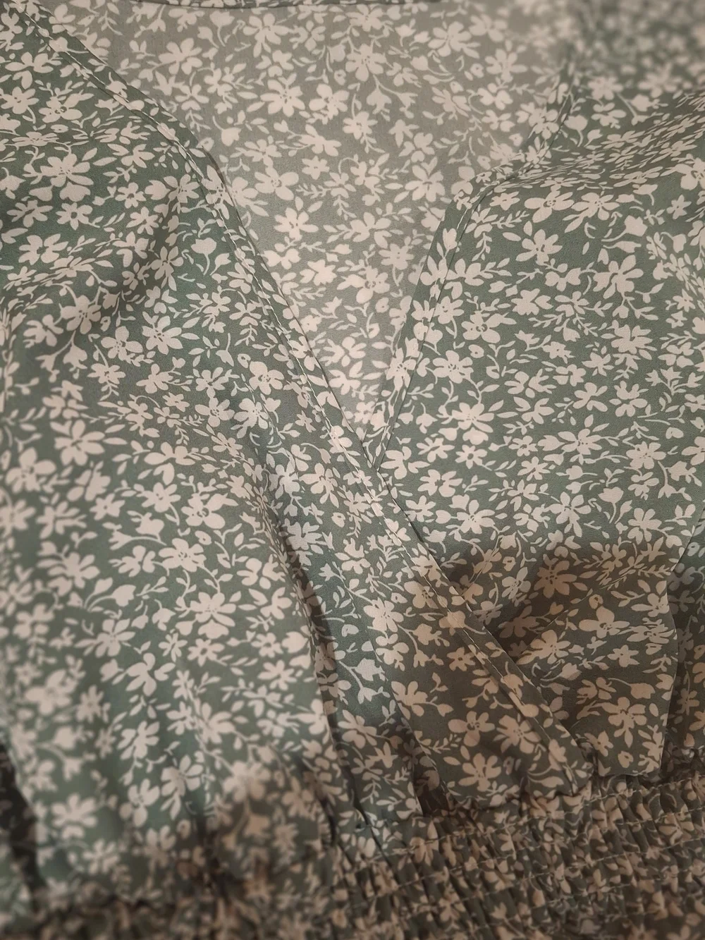Women's Green Floral V-Neck Smocked Waist Dress - Picture 3 of 12